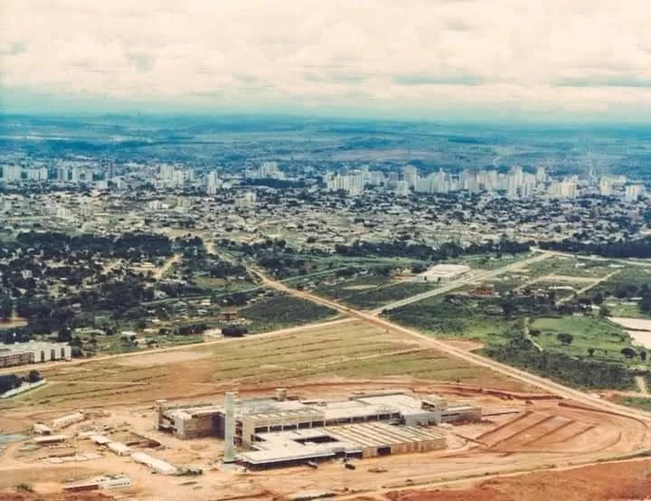 Foto histórica das obras do Shopping Flamboyant no início dos anos 1980, com o Jardim Goiás ainda vazio