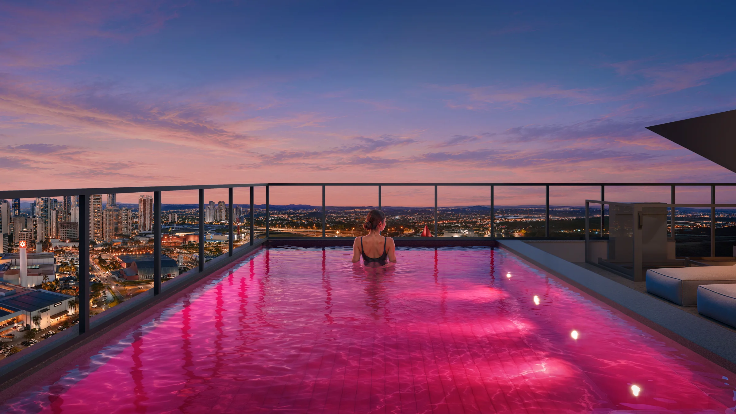 Pink Pool no rooftop do Ryokan Flamboyant com a cidade de Goiânia ao fundo